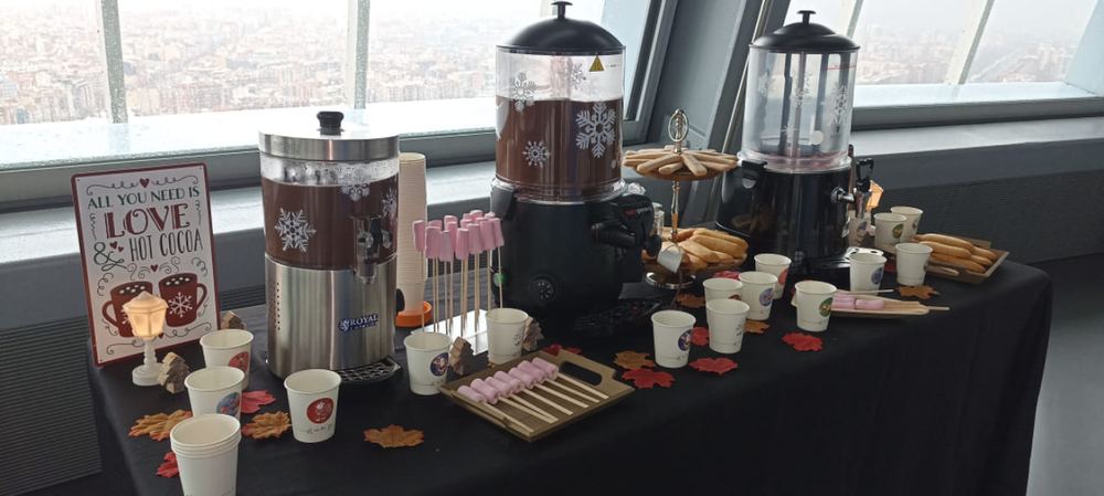 Got de xocolata calenta amb núvols per als convidats